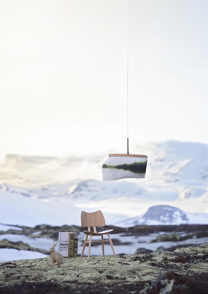unnamed 7 Viddeladskap på fjellet med stol, lampe og bord